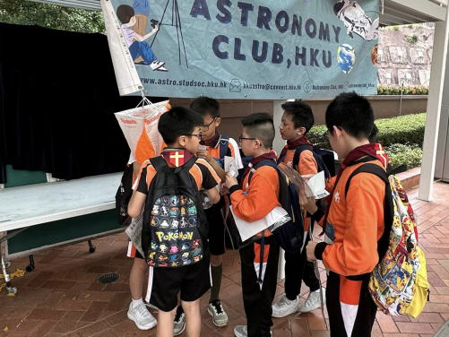 不同組別的童軍團隊於香港大學校園內尋找控制點，完成氣象定向比賽。
 